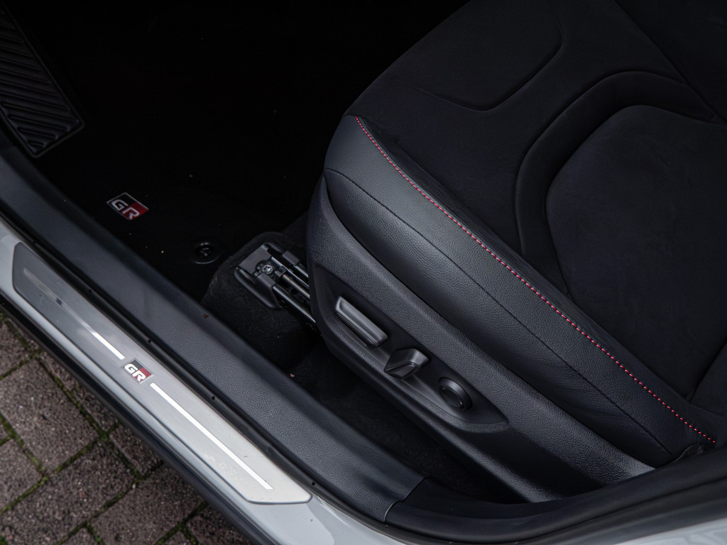 Fahrzeugansicht TOYOTA C-HR 2.0 Plug-In Hybrid FWD GR Sport - Bild 38