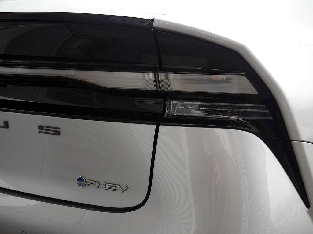 Fahrzeugansicht TOYOTA Prius 2.0 Plug-in Hybrid Executive - Bild 4