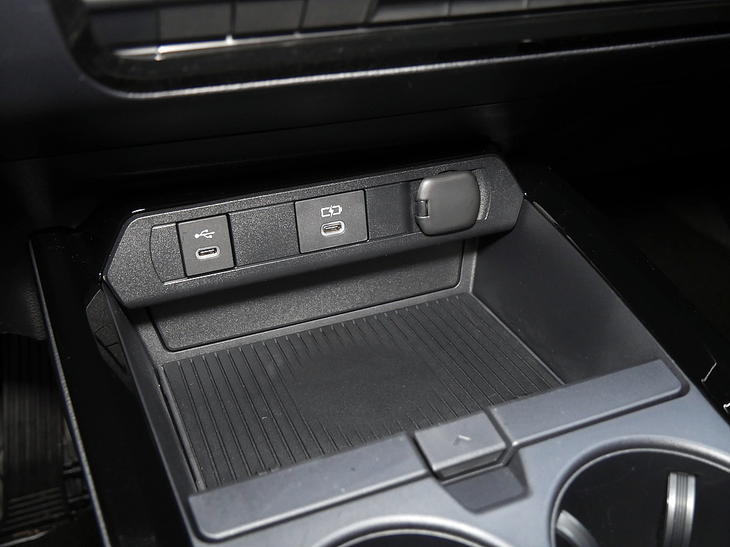 Fahrzeugansicht TOYOTA Prius 2.0 Plug-in Hybrid Executive - Bild 18