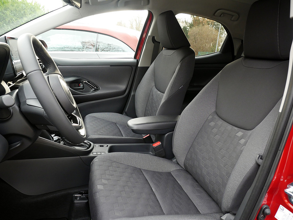 Fahrzeugansicht TOYOTA Yaris Hybrid 1.5 VVT-iE Teamplayer - Bild 9