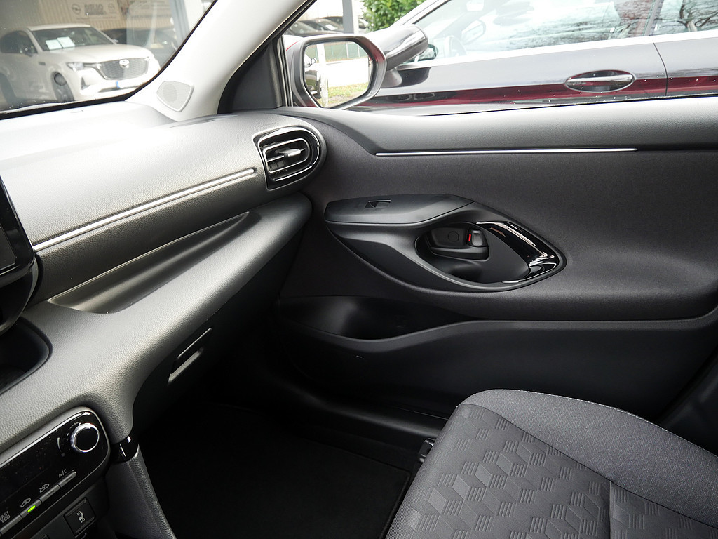 Fahrzeugansicht TOYOTA Yaris Hybrid 1.5 VVT-iE Teamplayer - Bild 25