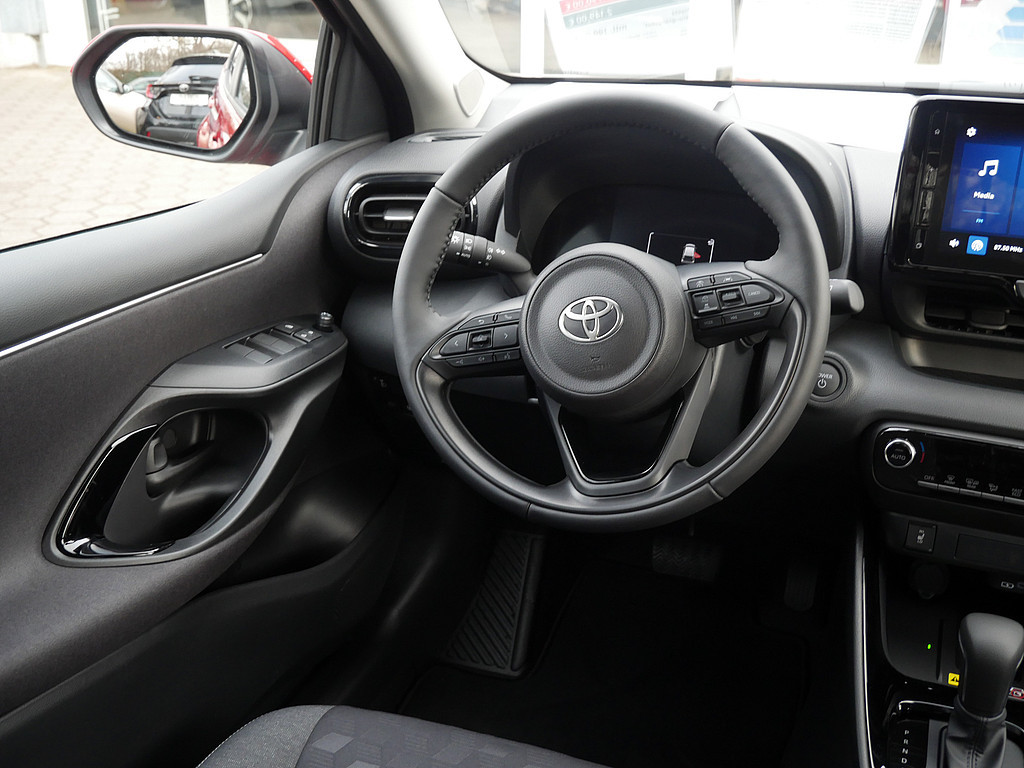Fahrzeugansicht TOYOTA Yaris Hybrid 1.5 VVT-iE Teamplayer - Bild 2