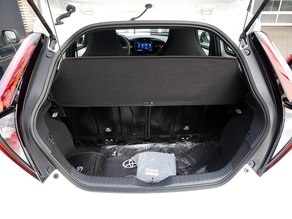 Fahrzeugansicht TOYOTA Aygo X 1.5 Hybrid Pure 85 kW - Bild 6