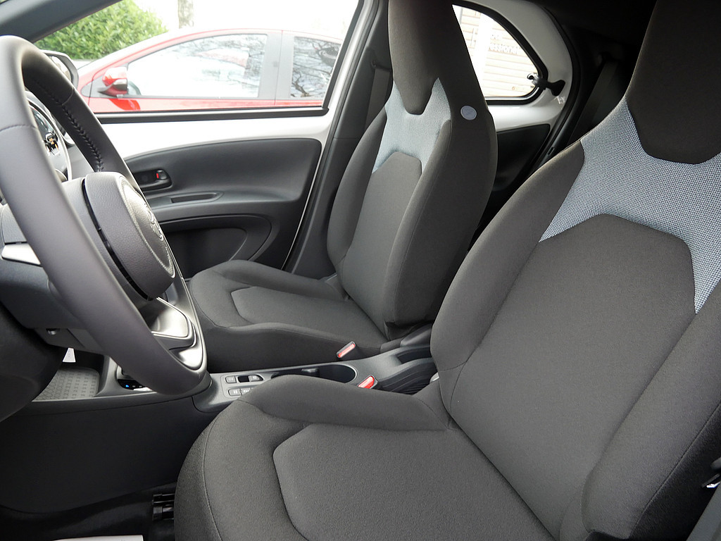 Fahrzeugansicht TOYOTA Aygo X 1.5 Hybrid Pure 85 kW - Bild 9