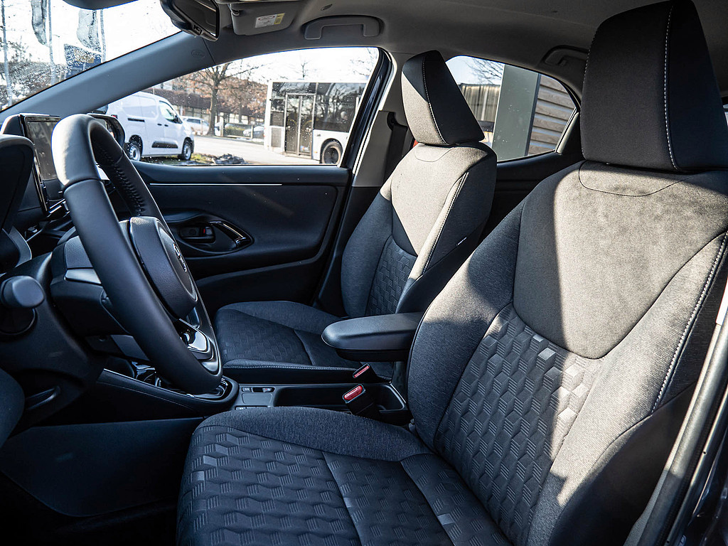 Fahrzeugansicht TOYOTA Yaris Hybrid 1.5 VVT-iE Teamplayer - Bild 8