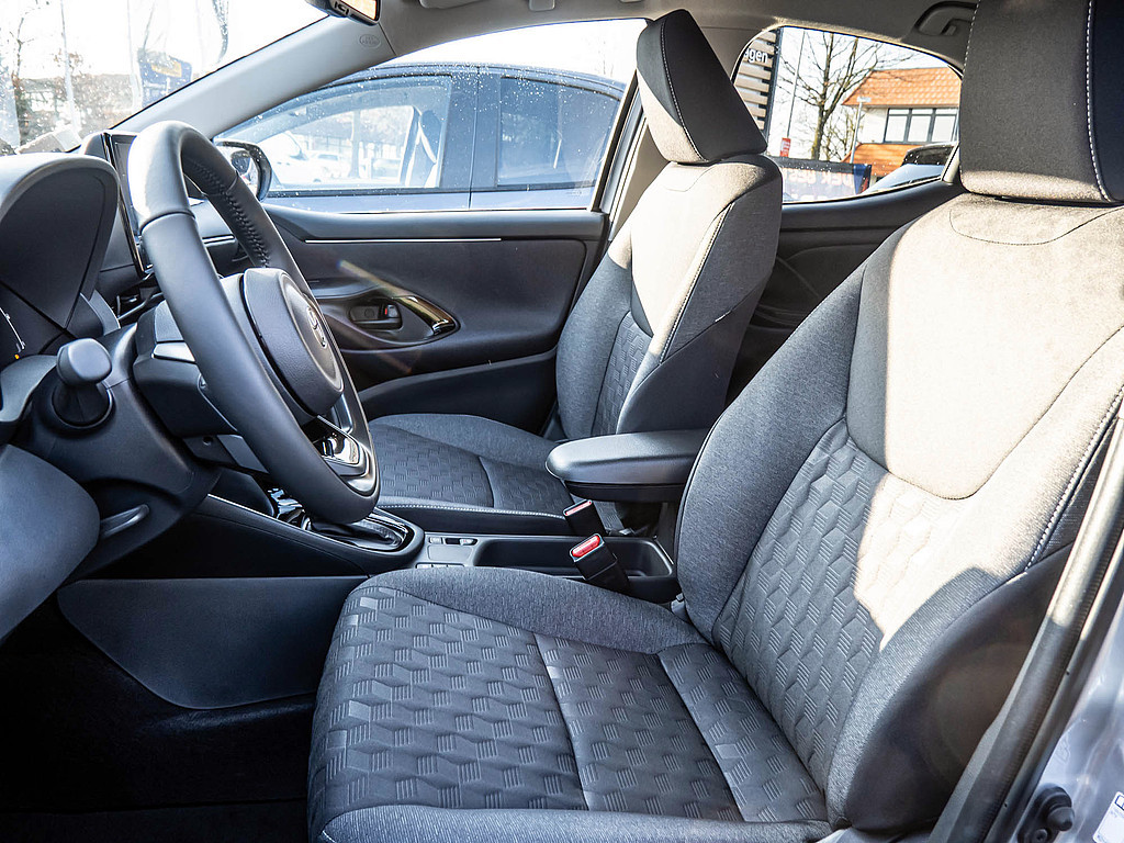 Fahrzeugansicht TOYOTA Yaris Hybrid Teamplayer - Bild 8