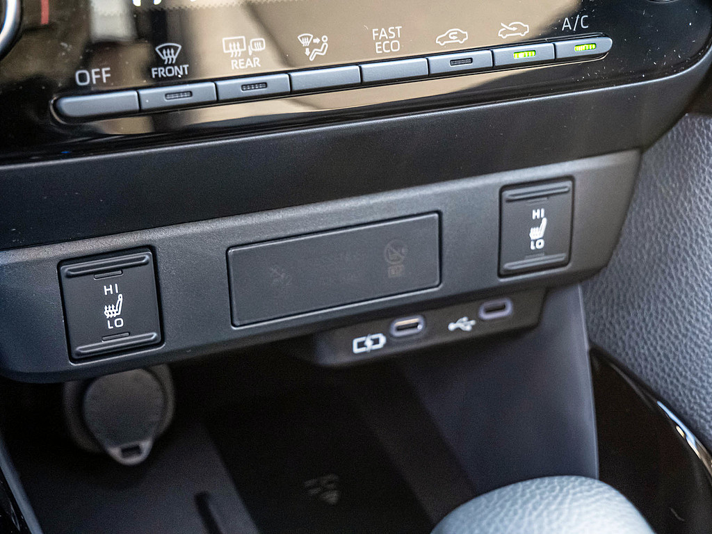 Fahrzeugansicht TOYOTA Yaris Hybrid Teamplayer - Bild 14