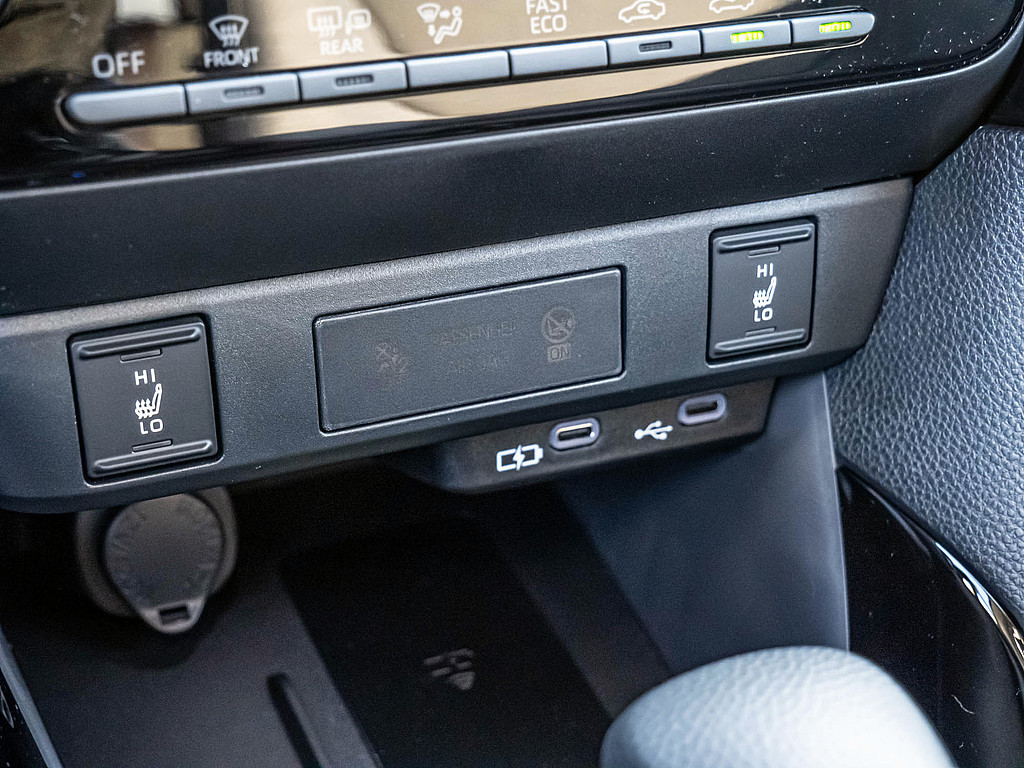 Fahrzeugansicht TOYOTA Yaris Hybrid Teamplayer - Bild 15