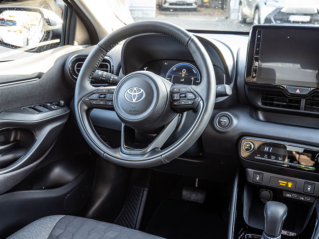Fahrzeugansicht TOYOTA Yaris Hybrid Teamplayer - Bild 32