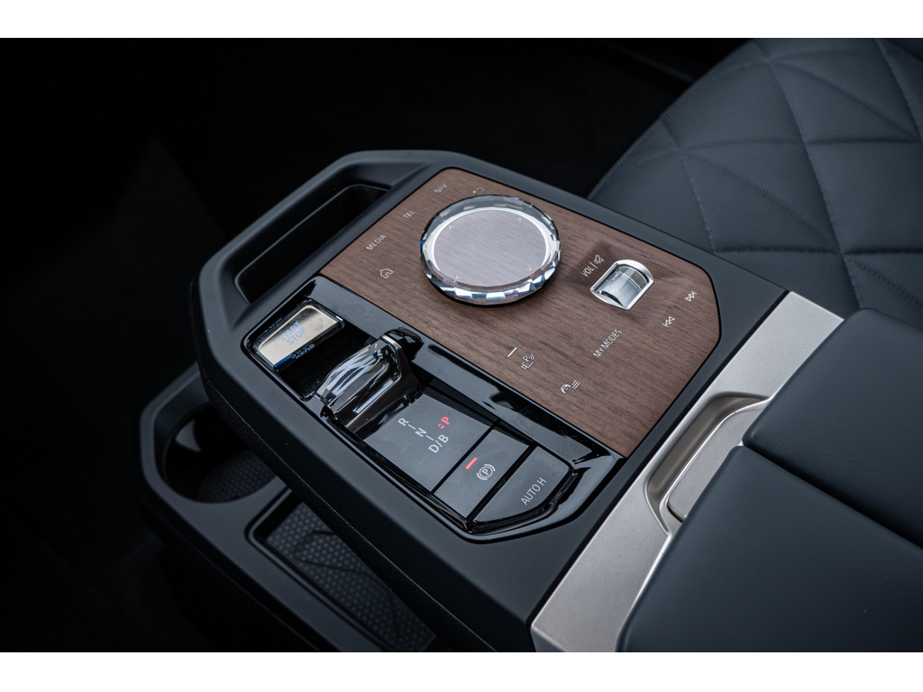 Fahrzeugansicht BMW iX xDrive40 SPORT ELEKTRO - Bild 17