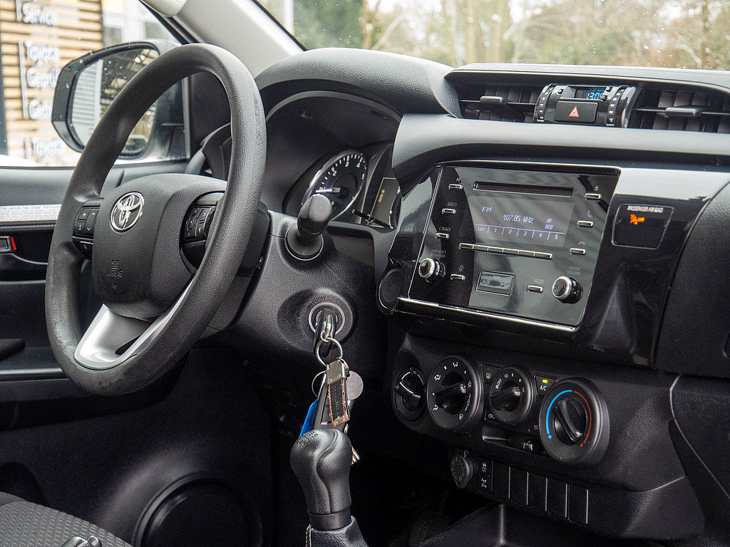 Fahrzeugansicht TOYOTA Hilux 2.4 D-4D Duty - Bild 4