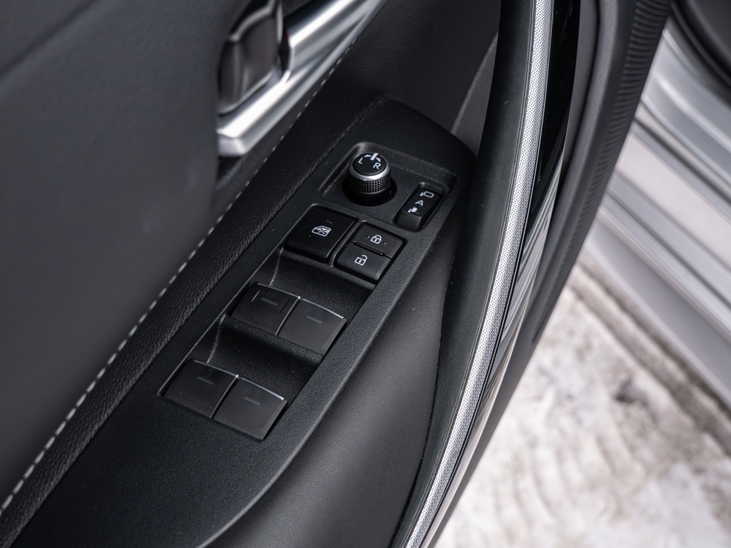 Fahrzeugansicht TOYOTA Corolla 2.0 Hybrid Lounge - Bild 37