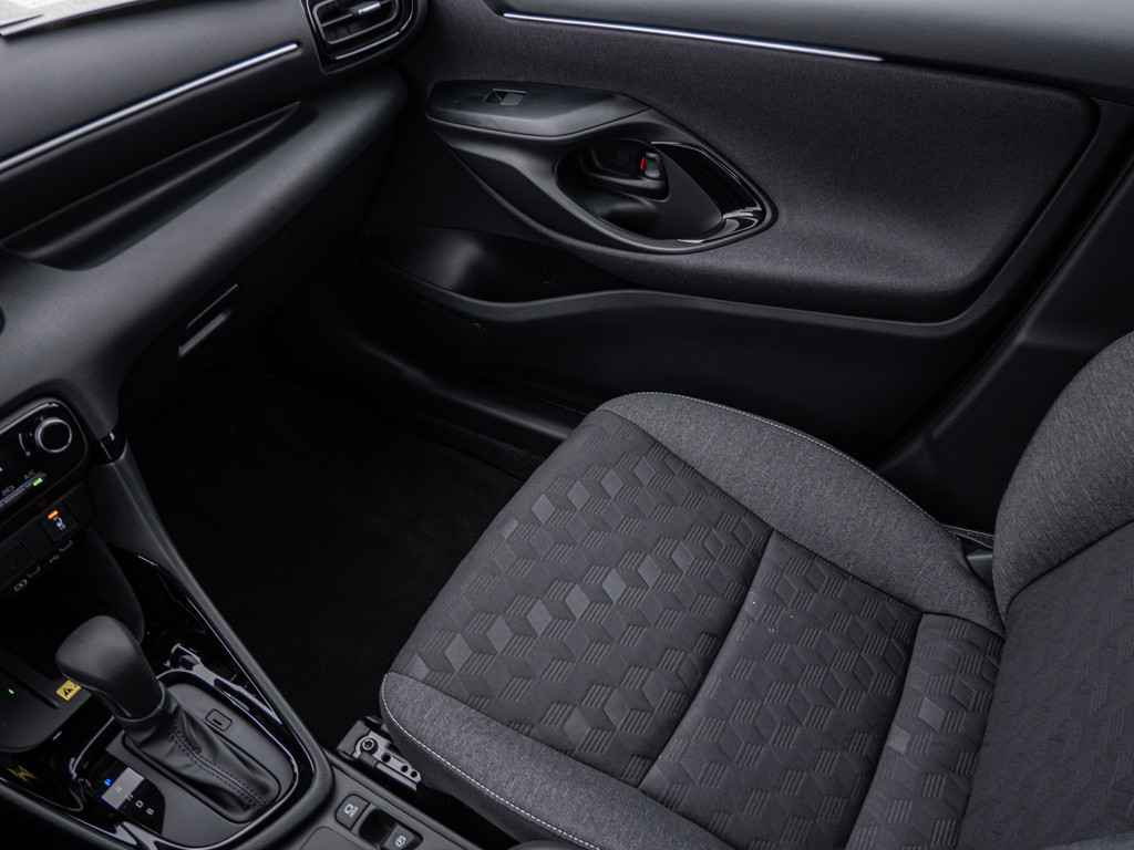 Fahrzeugansicht TOYOTA Yaris Hybrid 1.5 VVT-i Teamplayer - Bild 19