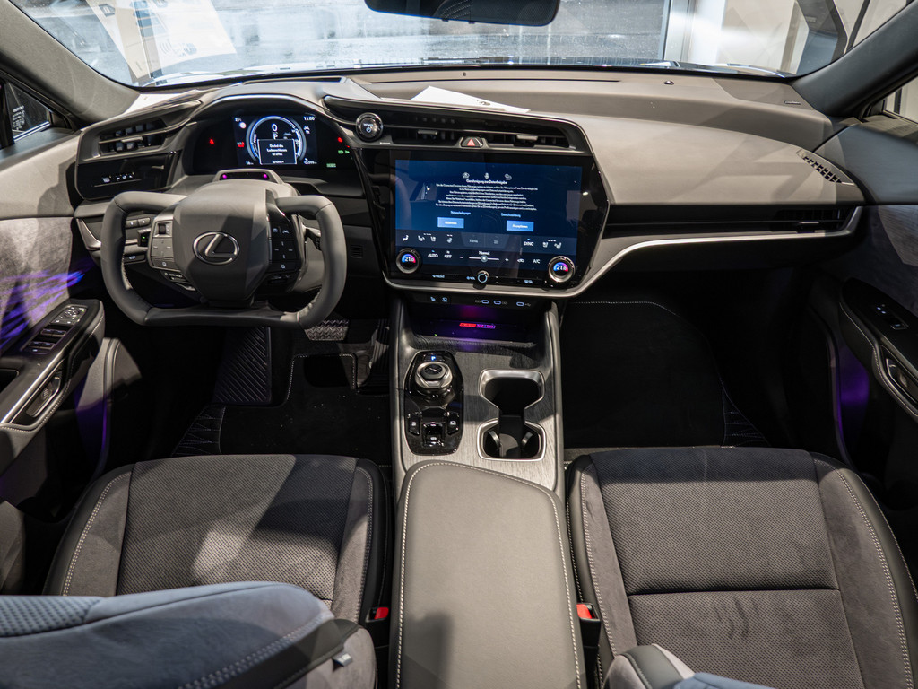 Fahrzeugansicht LEXUS RZ 500 e Luxury - Bild 3