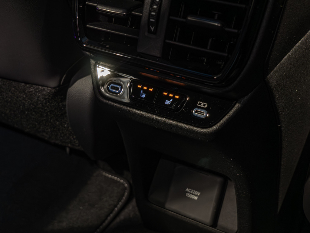 Fahrzeugansicht LEXUS RZ 500 e Luxury - Bild 6