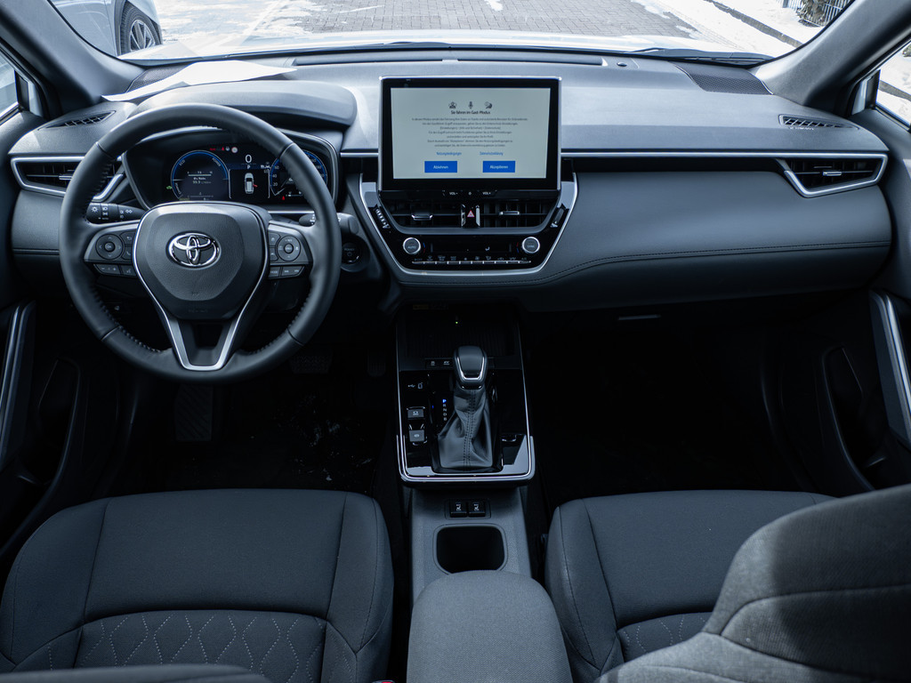 Fahrzeugansicht TOYOTA Corolla Cross 2.0 Hybrid FWD Team Deutschland - Bild 3