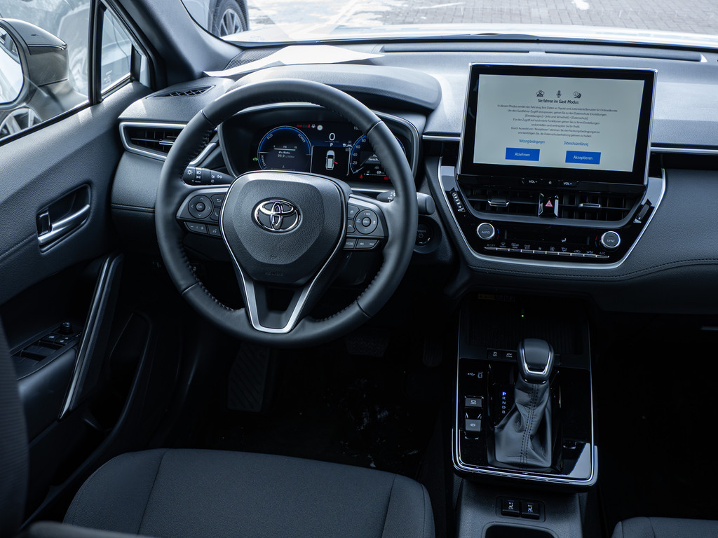 Fahrzeugansicht TOYOTA Corolla Cross 2.0 Hybrid FWD Team Deutschland - Bild 4