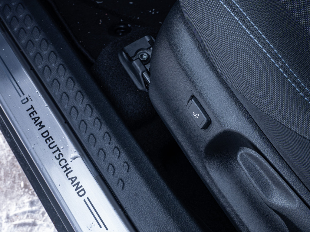 Fahrzeugansicht TOYOTA C-HR 2.0 Hybrid Team D - Bild 36