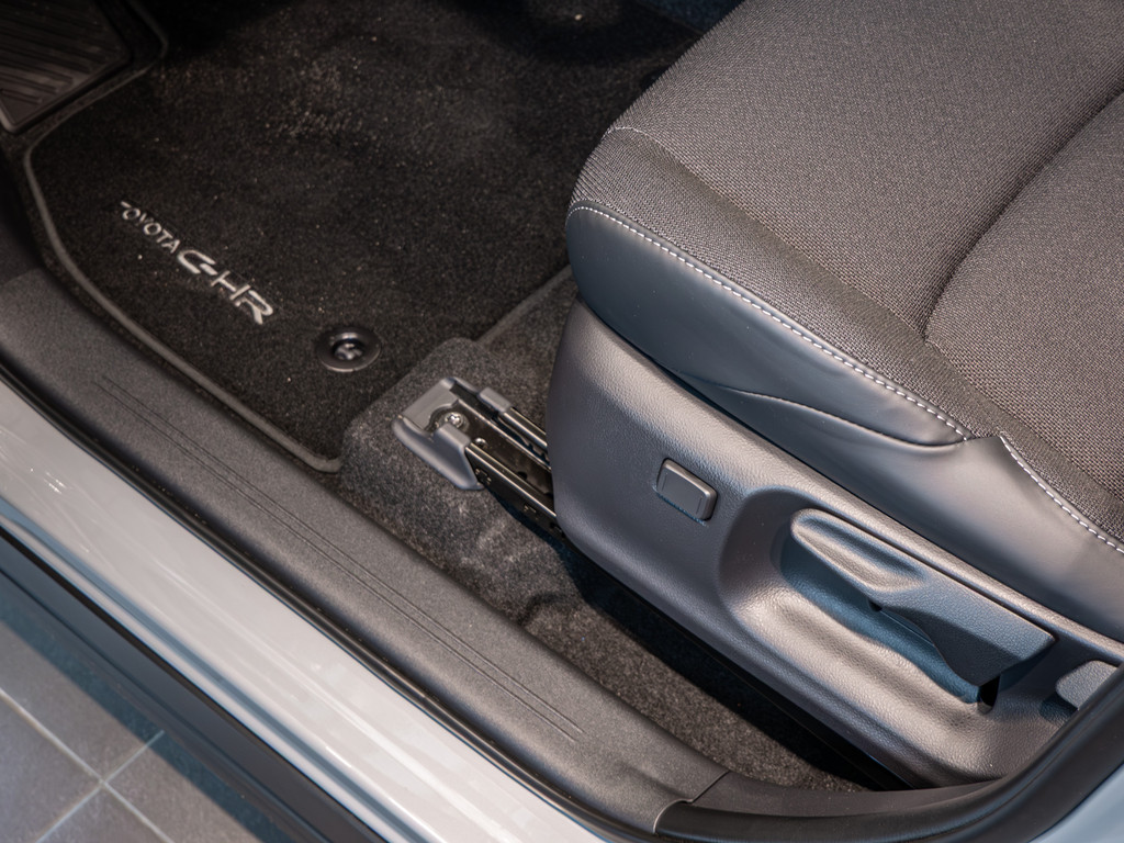 Fahrzeugansicht TOYOTA C-HR + Teamplayer - Bild 32