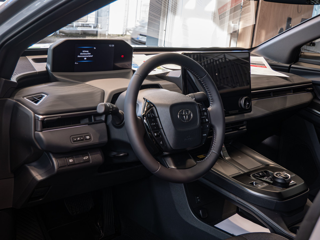 Fahrzeugansicht TOYOTA C-HR + Teamplayer - Bild 31