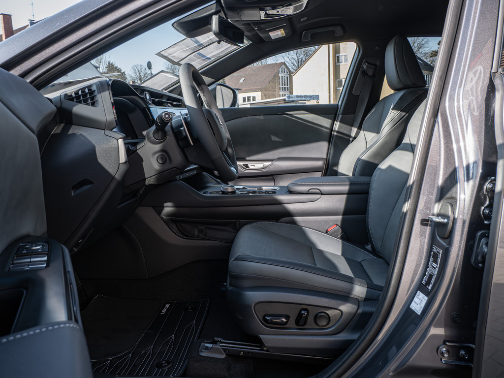 Fahrzeugansicht LEXUS RZ 500e DIRECT4 Executive - Bild 3