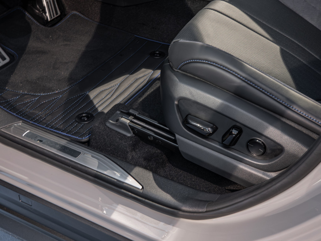 Fahrzeugansicht LEXUS RZ 550e F-Sport - Bild 37