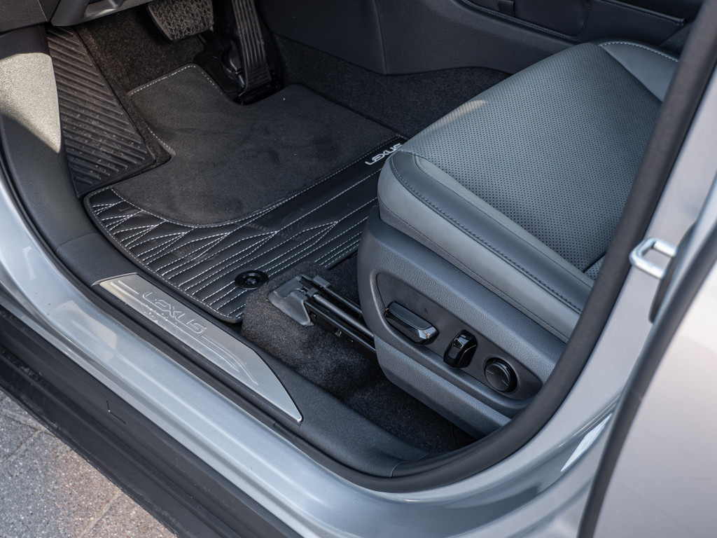 Fahrzeugansicht LEXUS RZ 500e DIRECT4 Executive - Bild 36