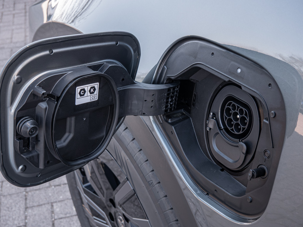 Fahrzeugansicht TOYOTA C-HR+ 165 kW Teamplayer - Bild 40