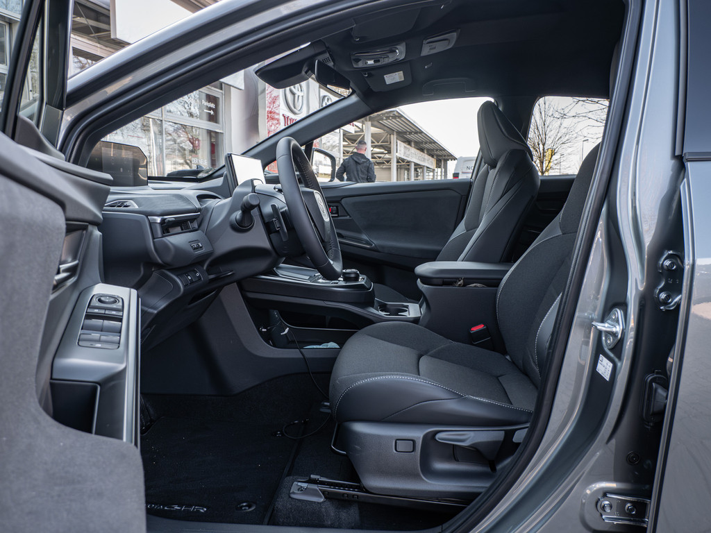 Fahrzeugansicht TOYOTA C-HR+ 165 kW Teamplayer - Bild 5