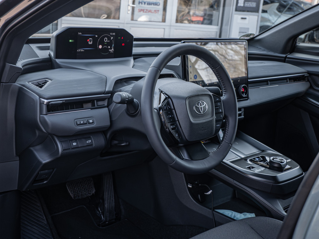 Fahrzeugansicht TOYOTA C-HR+ 165 kW Teamplayer - Bild 31