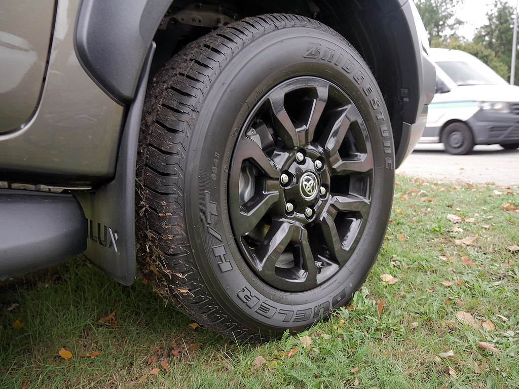 Fahrzeugansicht TOYOTA Hilux 2.8 Double Cab Invincible 4x4 - Bild 4