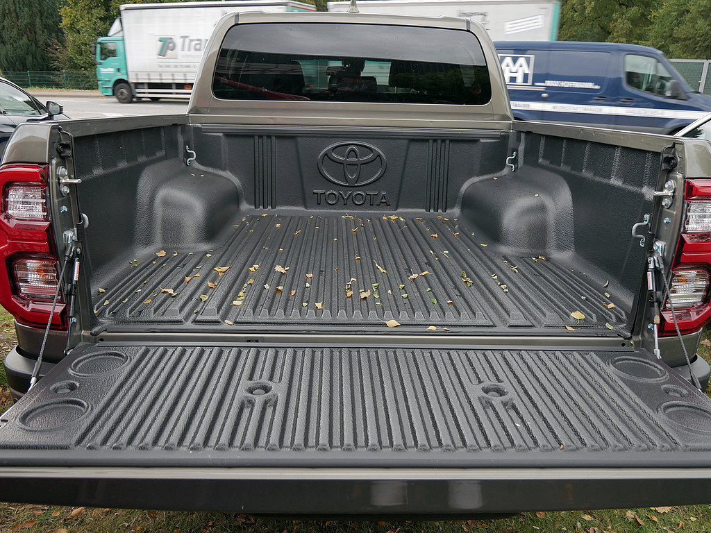 Fahrzeugansicht TOYOTA Hilux 2.8 Double Cab Invincible 4x4 - Bild 6