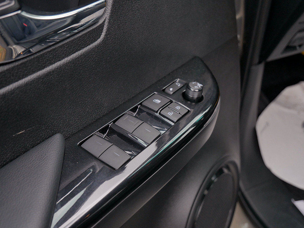 Fahrzeugansicht TOYOTA Hilux 2.8 Double Cab Invincible 4x4 - Bild 8