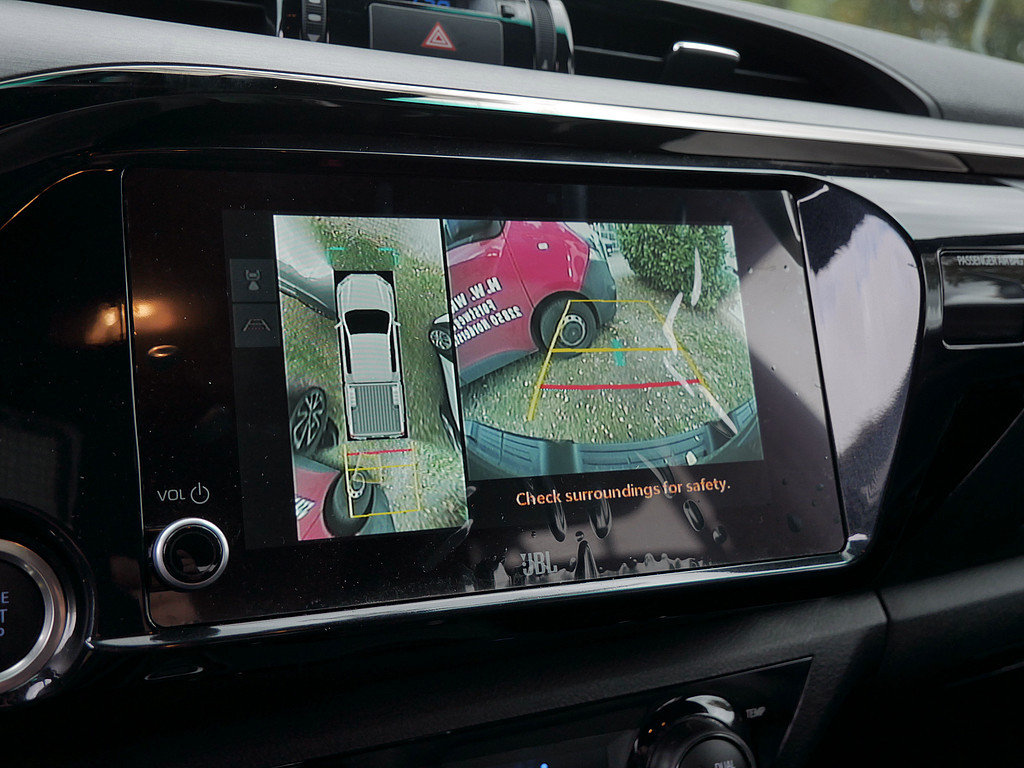 Fahrzeugansicht TOYOTA Hilux 2.8 Double Cab Invincible 4x4 - Bild 10