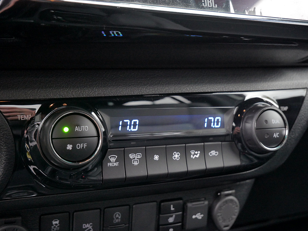 Fahrzeugansicht TOYOTA Hilux 2.8 Double Cab Invincible 4x4 - Bild 11