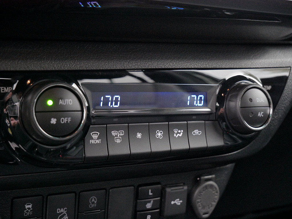 Fahrzeugansicht TOYOTA Hilux 2.8 Double Cab Invincible 4x4 - Bild 17