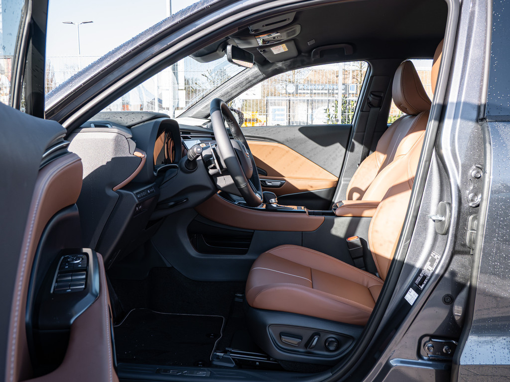 Fahrzeugansicht LEXUS LBX Relax - Bild 2