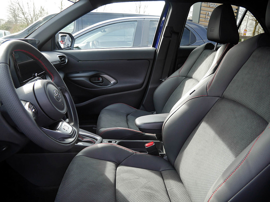 Fahrzeugansicht TOYOTA Yaris Cross 1.5 Hybrid FWD GR Sport - Bild 8