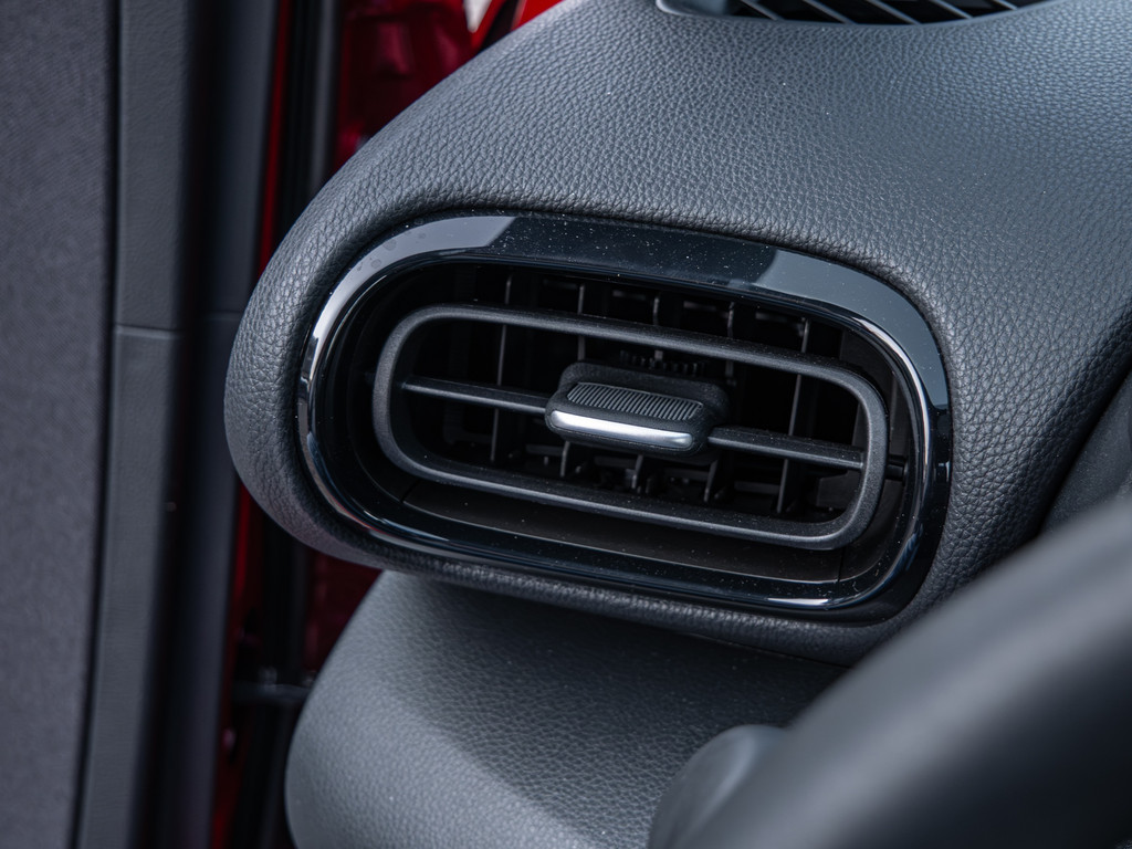 Fahrzeugansicht TOYOTA Yaris Hybrid 1.5 VVT-i Style Plus - Bild 31