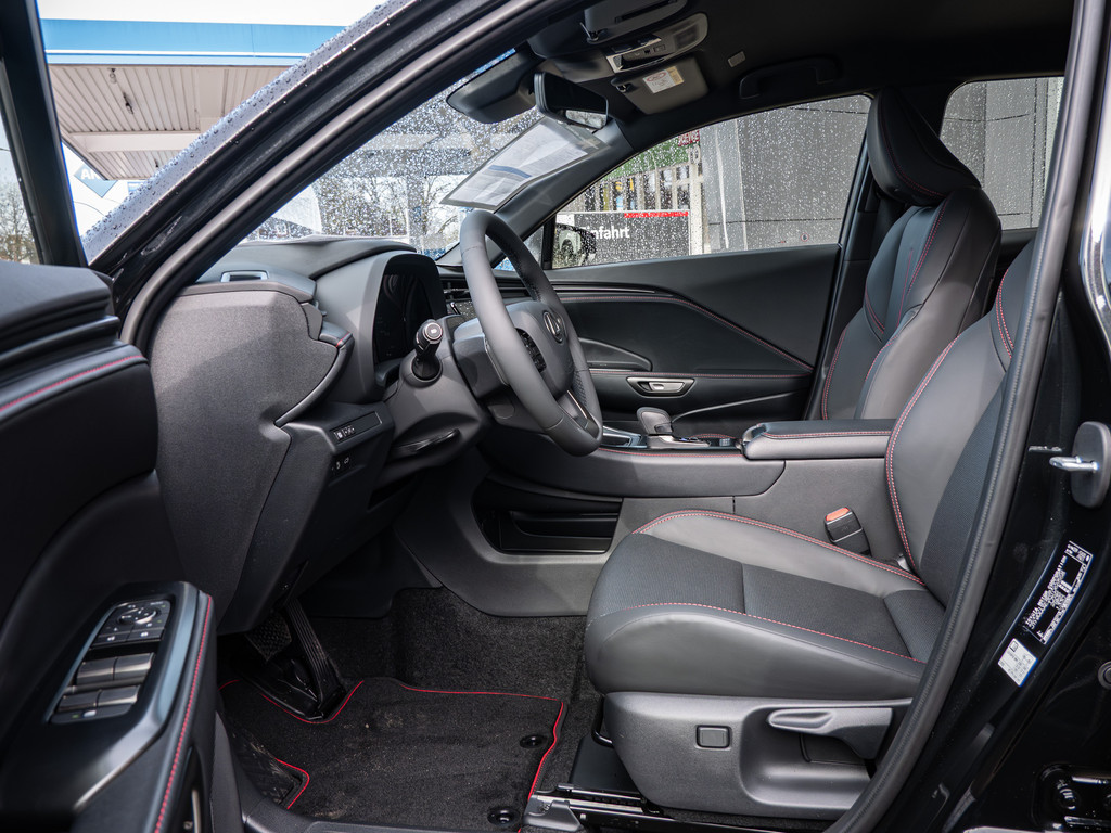 Fahrzeugansicht LEXUS LBX 1.5 Hybrid Elegant Black Edition - Bild 2