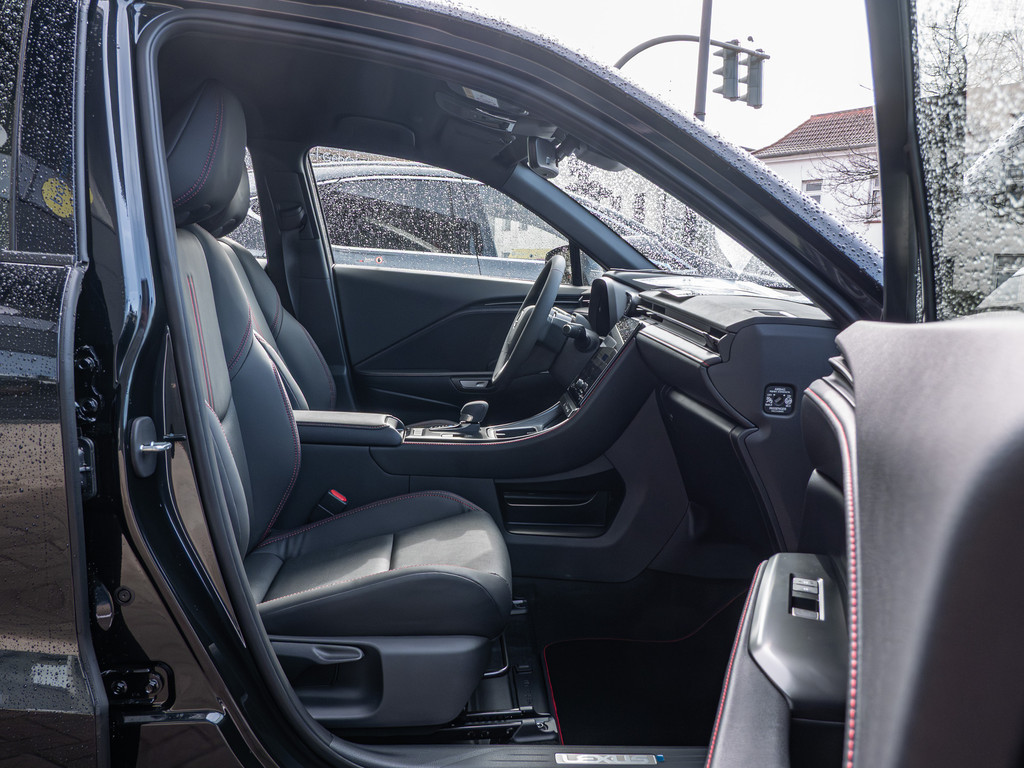 Fahrzeugansicht LEXUS LBX 1.5 Hybrid Elegant Black Edition - Bild 3