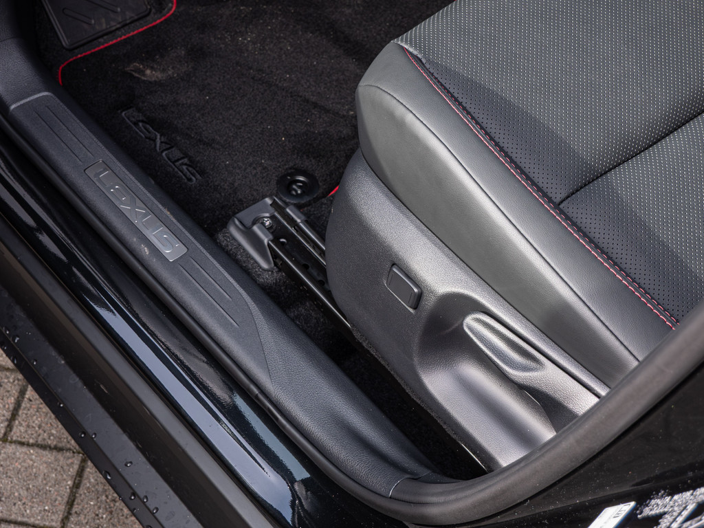 Fahrzeugansicht LEXUS LBX 1.5 Hybrid Elegant Black Edition - Bild 32