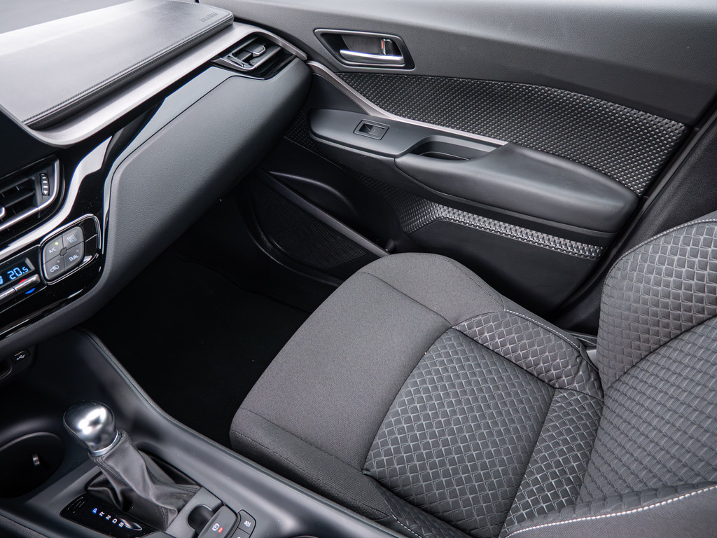 Fahrzeugansicht TOYOTA C-HR HYBRID Flow - Bild 24