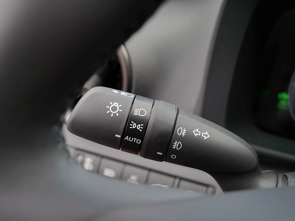 Fahrzeugansicht TOYOTA C-HR 2.0 Plug-In Hybrid FWD Teamplayer - Bild 35