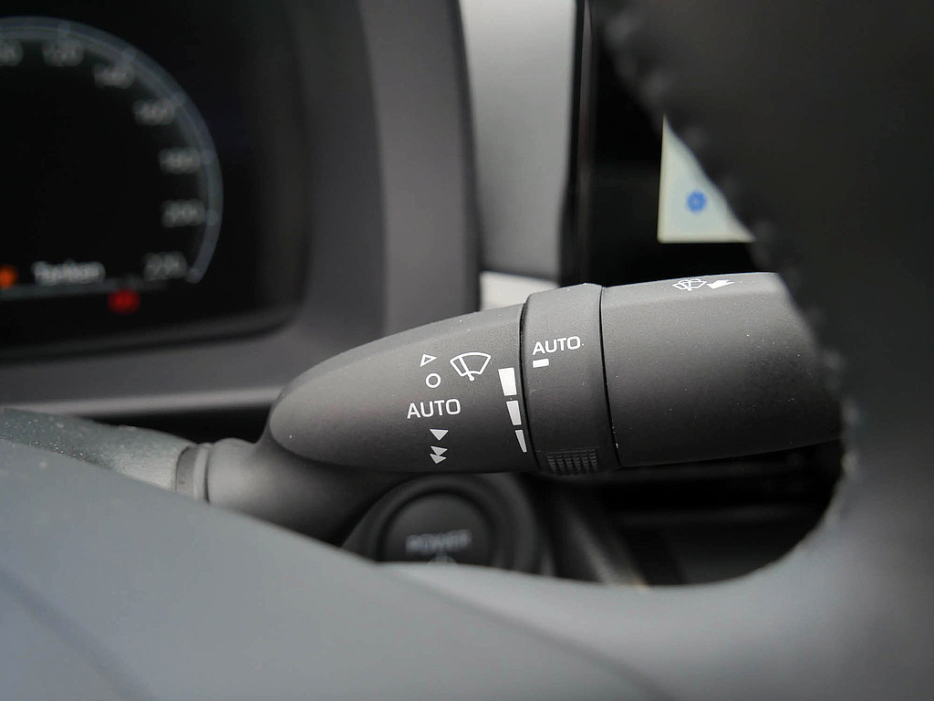 Fahrzeugansicht TOYOTA C-HR 2.0 Plug-In Hybrid FWD Teamplayer - Bild 36