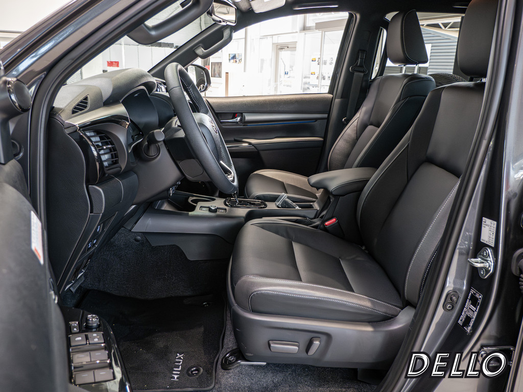 Fahrzeugansicht TOYOTA Hilux 2.8 Double Cab Invincible 4x4 - Bild 3