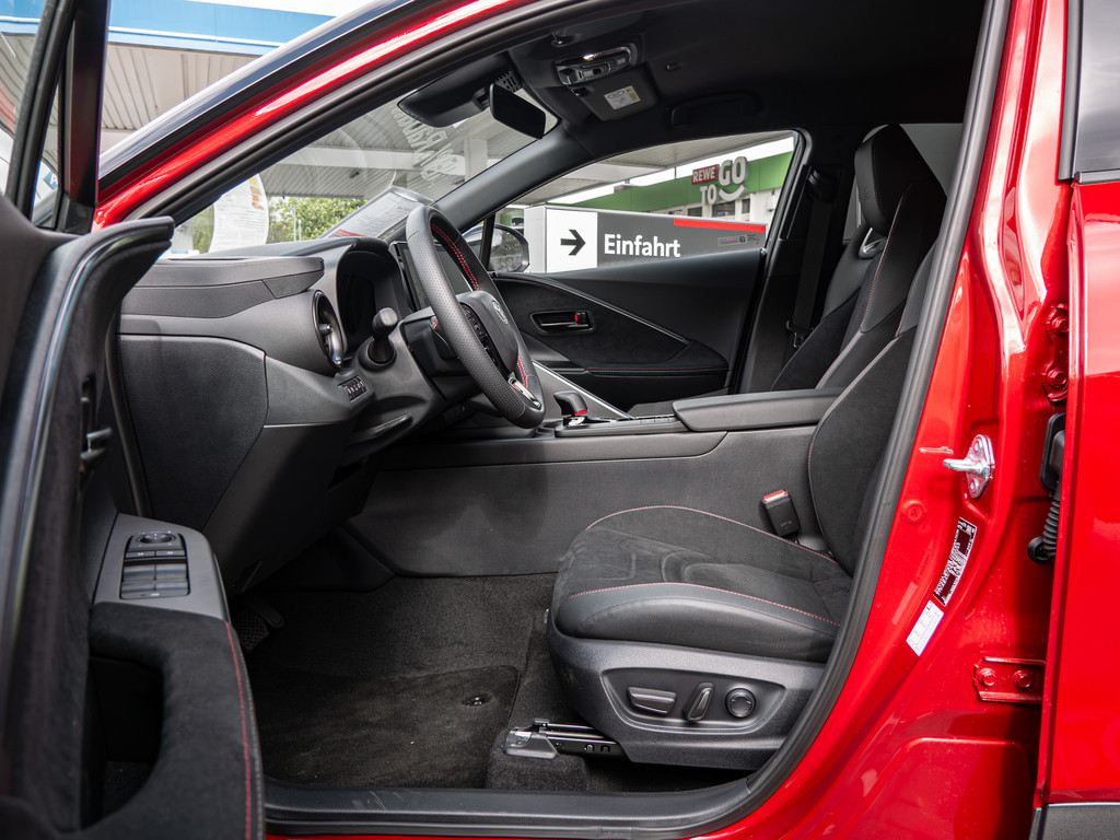 Fahrzeugansicht TOYOTA C-HR 2,0 l Plugin 4x2 GR Sport - Bild 2