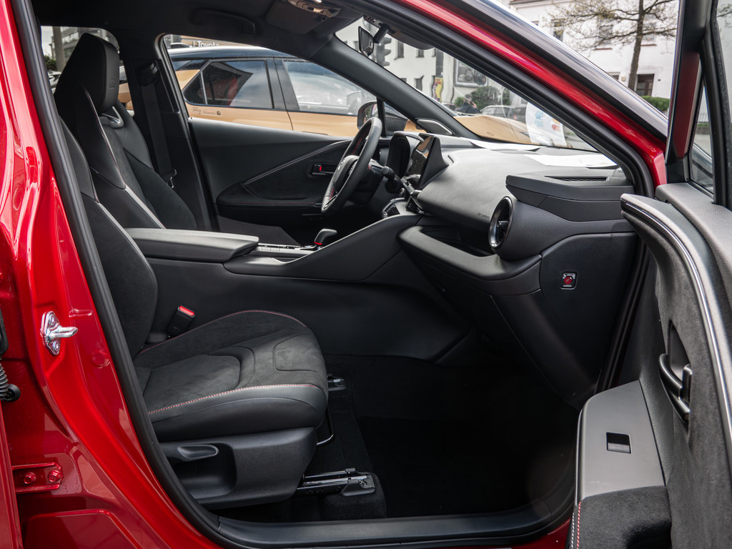 Fahrzeugansicht TOYOTA C-HR 2,0 l Plugin 4x2 GR Sport - Bild 3