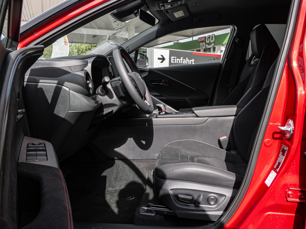 Fahrzeugansicht TOYOTA C-HR 2,0 l Plugin 4x2 GR Sport - Bild 11