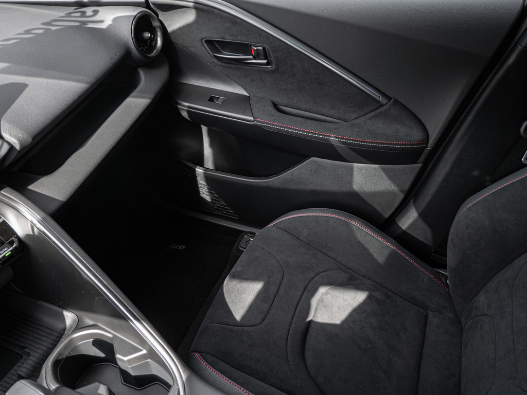 Fahrzeugansicht TOYOTA C-HR 2,0 l Plugin 4x2 GR Sport - Bild 24